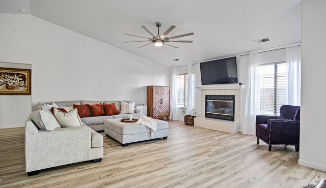 Spacious 3 BR Casa near UC Merced with Pool