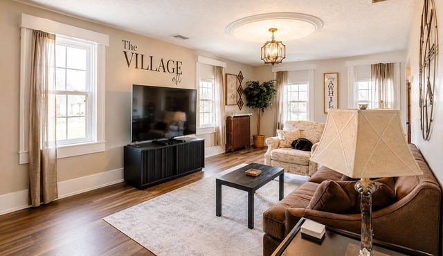 Spacious 3BR Loft in Historic New London, Sleeps 8, Near Cedar Point