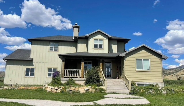 Spacious 4-BDRM home in Capitol Reef Country: Apricity House Welcomes You