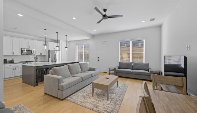 Spacious 4 Bed 4.5 Bath Sleeps 16 guests College Station - 2 miles to Kyle Field