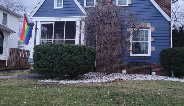 Spacious 4-bedroom house in Garfield Hts w/workout room, wifi, patio,