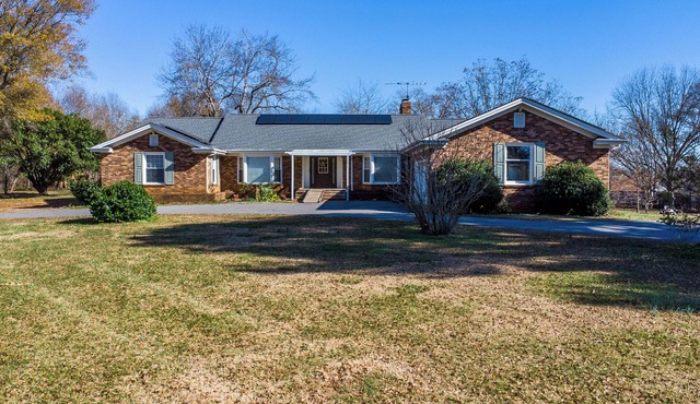 Spacious 4-bedroom farmhouse in tranquil Claremont