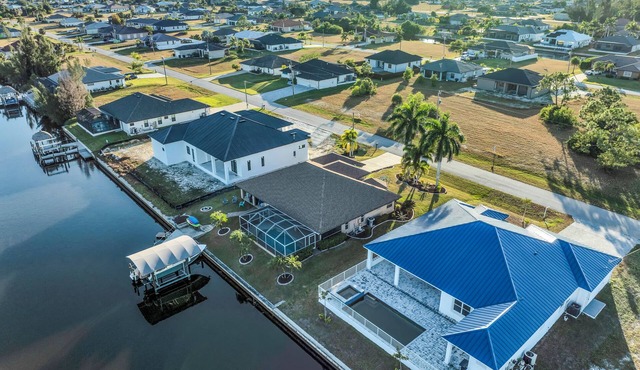 Spacious 4-bedroom house in charming Cape Coral Heated Pool & Fishing Dock kayak