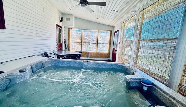 Spacious 4-bedroom Home in central Wilmington - Hot Tub - Pet Friendly - Clean
