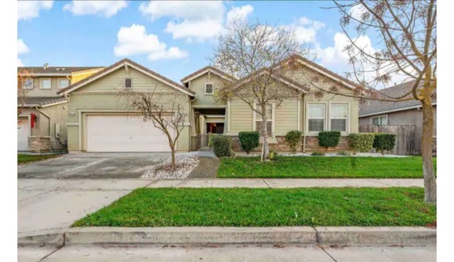 Spacious 4 bedroom Home in Merced - free parking
