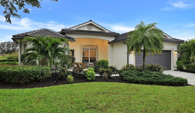 Spacious 4-bedroom house with private pool in golf course community