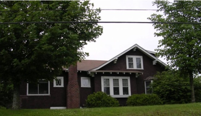 Spacious 4 bedrooms and 1 1/2 bath house. Located near VAST trail and down town.