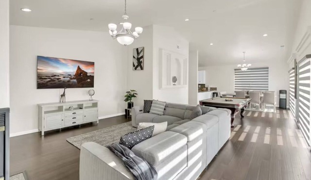 Spacious 5-bedroom house in welcoming Spring Valley with AC, WiFi in Spring Valley