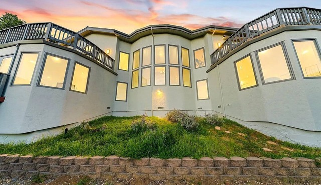 Spacious 5-bedroom estate in charming Saratoga with Amazing view