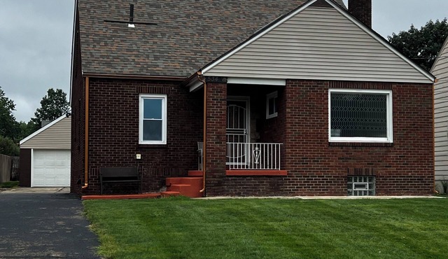 Spacious 5-bedroom house in enchanting Youngstown with AC