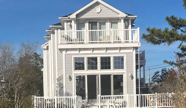 Spacious 5BR Bayfront Home, Sleeps 13, Walk to Beach, Restaurants, Attractions