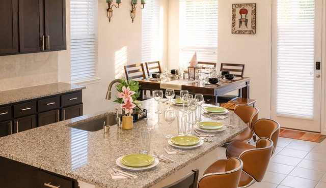 Spacious 5BR Retreat Sleeps 13 Premium Bedding Near NRG & Events
