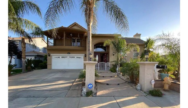 Spacious 7 BR home- king beds - sleeps 15- free parking -safe quiet neighbrhood