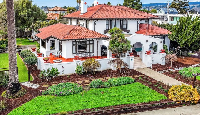 Spacious 8-bedroom house in charming Santa Cruz on West Cliff
