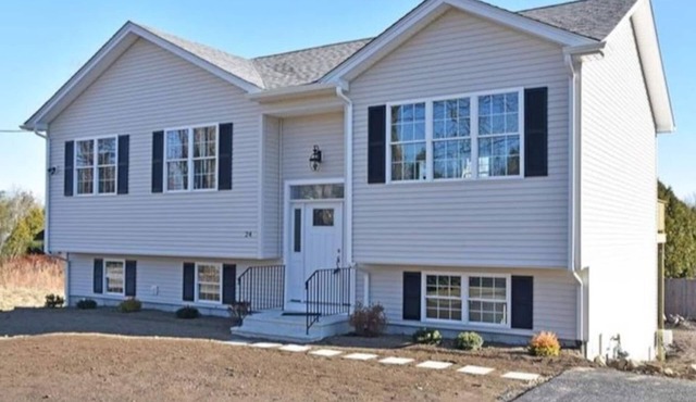 Spacious Bonnet Home Central to Narragansett Beaches and Newport
