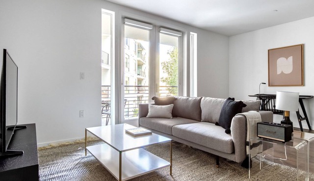 Spacious Campbell 2BR w/Pool, Parking, walk to Groceries, by Blueground