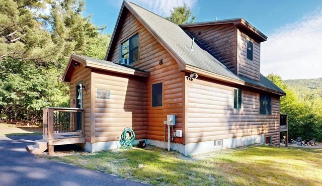 Spacious Chalet with Pool Room, Foosball, Hot Tub & Skiing at Mt. Abram