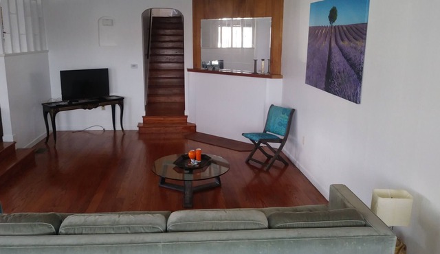 Spacious Charmer East Bay Home for up to 11 people. 寬大迷你风格