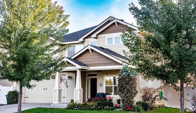 Spacious Clean Open Beautiful Executive Home w/Tesla Charger in Post Falls