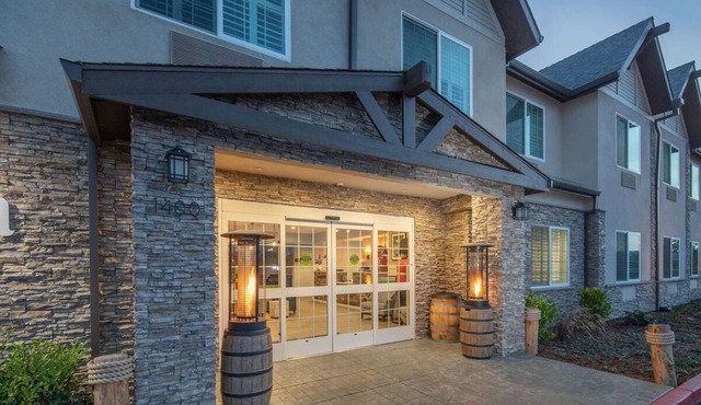 Spacious Coastal Retreat at Aristocrat Hotel - Free Parking and Breakfast!