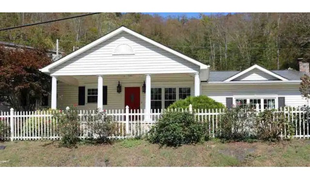 Spacious Colonial Home with Sunroom, Jacuzzi & Single-Level Living