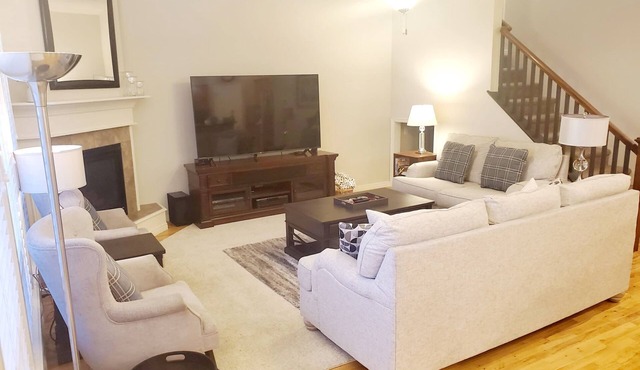 Spacious Designer Home w/Hardwoods, Granite, Stainless, Covered Patio, 4 pools. in Meridian