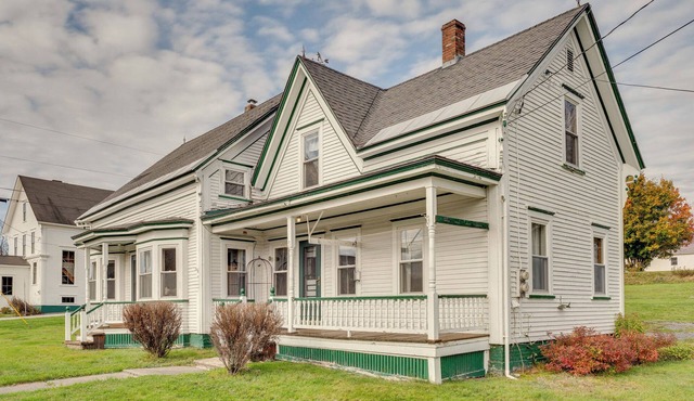 Spacious, family friendly 5-bedroom home in Pittsburg village with trail access.