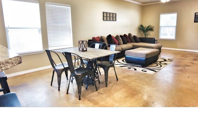 Spacious Home - 4 bd/4 bth - Mins from Kyle Field