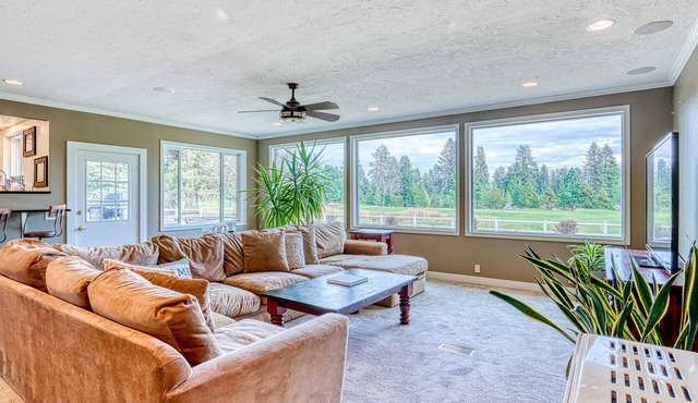 Spacious Home - Golf Course Views, Central AC, WiFi & Alfresco Living in Bend