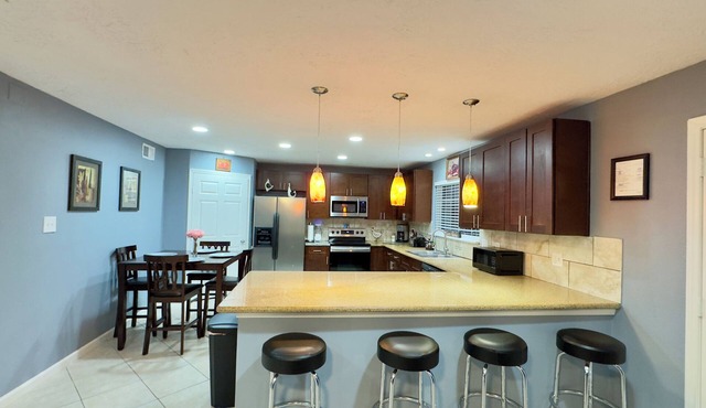 Spacious Home Sleeps 12 - World Cup Ready