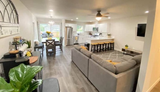 Spacious Honeycomb Hideaway with Full Office, Free Laundry and Garage