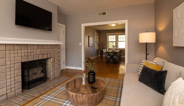 Spacious in Hyde Park with Patio