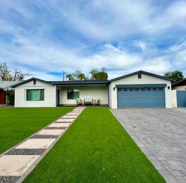 Spacious Lux Home with Garage, Sleeps 12 Guests, Central Phoenix in Phoenix