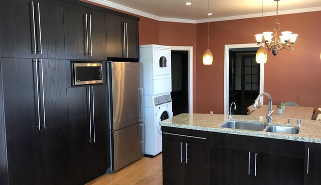 Spacious, Modern Edwardian Flat Close to freeway access & BART