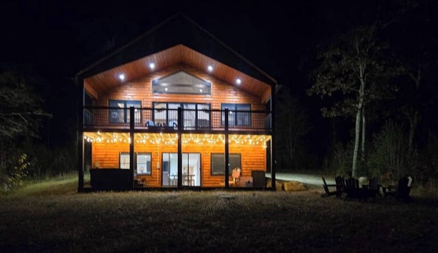 Spacious mountain retreat with fire pit, hot tub, sauna, and foosball