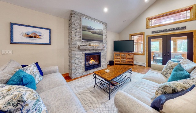 Spacious new home w/private pool, incredible view, enclosed porch, gas fireplace