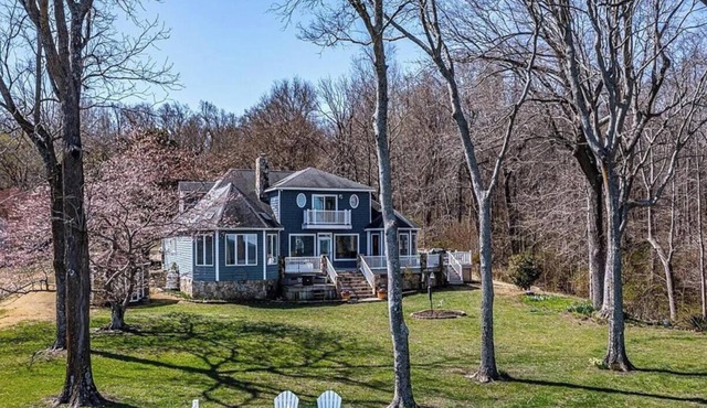 Spacious Riverfront Retreat with Private Dock in Laneview