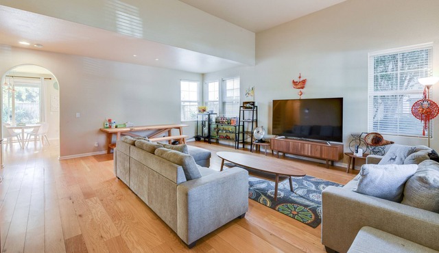Spacious & Scenic 4BR Home w/ Deskspace in Hayward