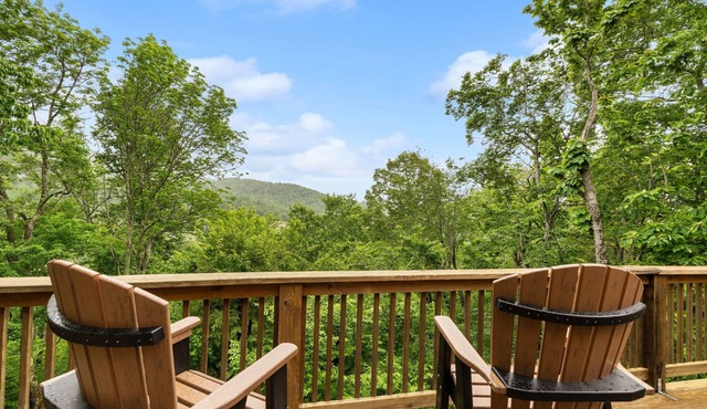 Spacious Sugar Cabin w/Hot Tub, Fire table & Amazing Mountain Views! in Sugar Mountain