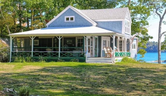 Spacious Waterfront Estate & Cabins W/Porch, Fireplace, Kayaks & Free WiFi