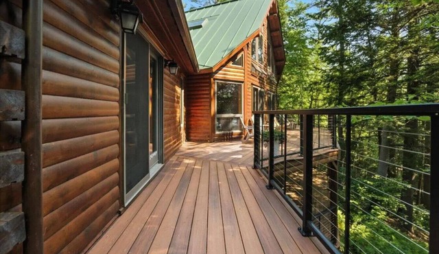 Spacious Waterfront Log Home on Huge Lake in Private Cove: Host Weddings