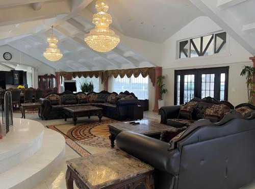 Specious 6000 sf privat gated villa with View