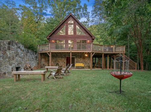 Spectacular Log Cabin Home 45 minutes to Asheville