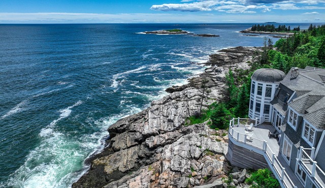 Spectacular oceanfront retreat with amazing views, sunroom & washer/dryer in Georgetown