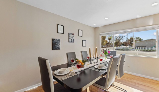 Splendid Bungalow w Game Room near Stanford Meta IKEA in Menlo Park
