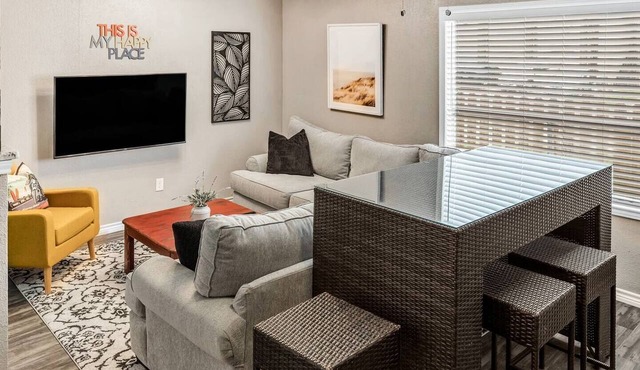 St Simons: 3 Bedroom, Walk to A&M, King Beds