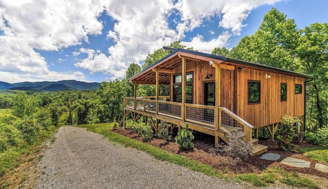 Starlight Hideaway w Hot tub and Fire Pit