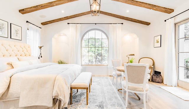 Strikingly elegant, exquisite & estately Villa!