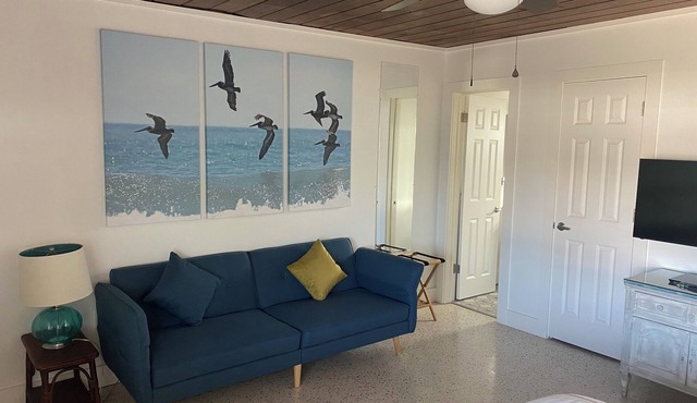 Studio with kitchen and steps from beach access steps in Melbourne Beach Florida in Melbourne Beach