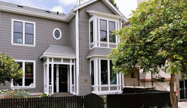 Stunning 2 bedroom flat in charming Berkeley Victorian with AC, WiFi.
